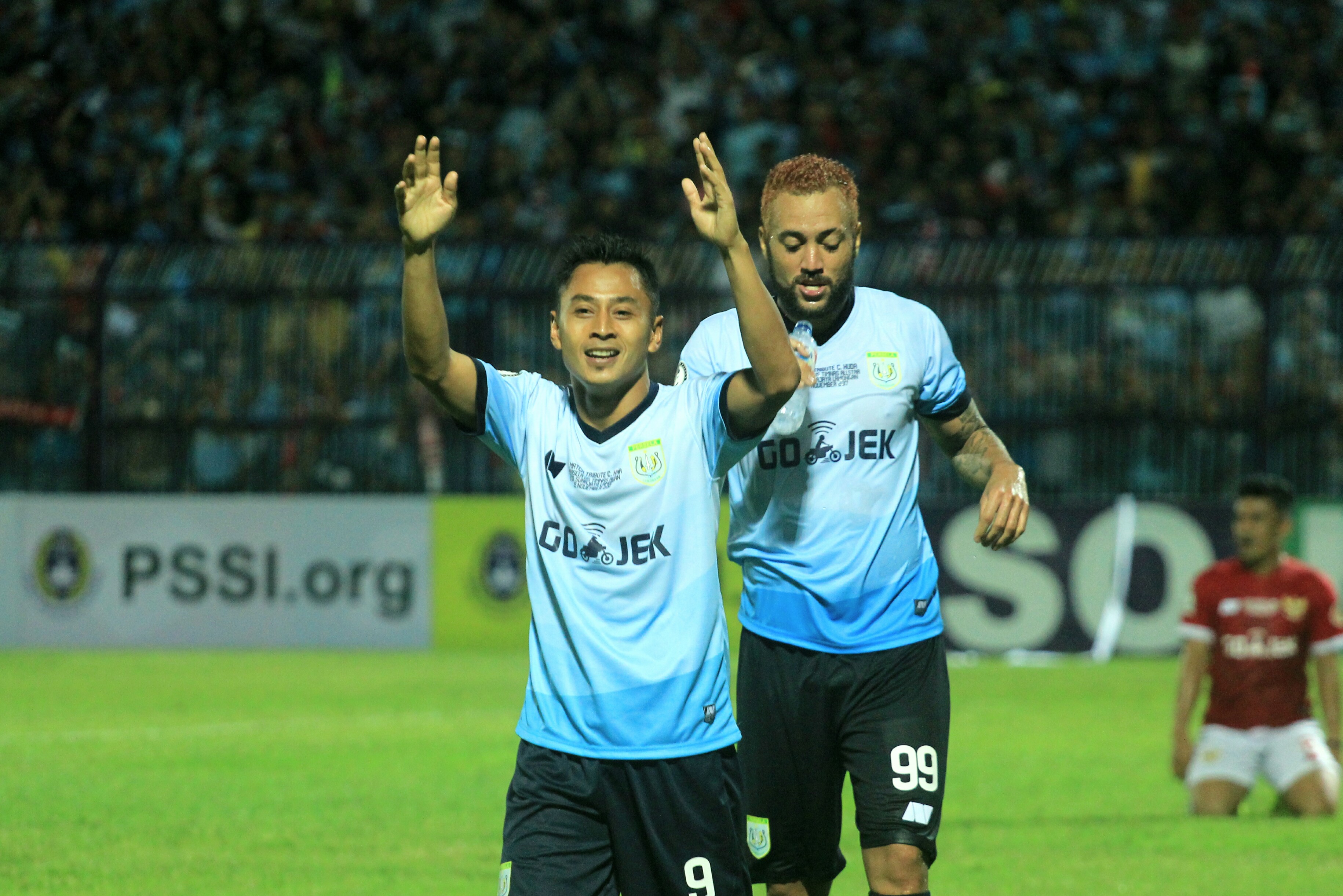 Kala Gol Samsul Arif Menangkan Persela di Laga Tribute Match Choirul Huda