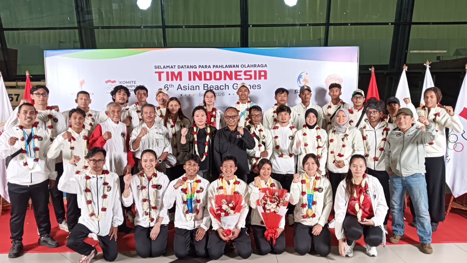 Tim Indonesia di Asian Beach Games 2026 di Bandara Soekarno-Hatta, Banten, Jumat (1/5). (BolaSkor/Gazza Roosaryatama)