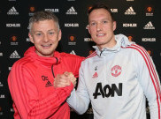 Legenda Inggris Sebut Phil Jones Tak Pantas Dapat Kontrak Jangka Panjang