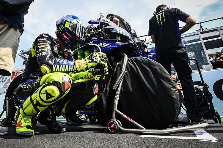 Valentino Rossi Sebaiknya Berbagi Panggung ke Pembalap Lain