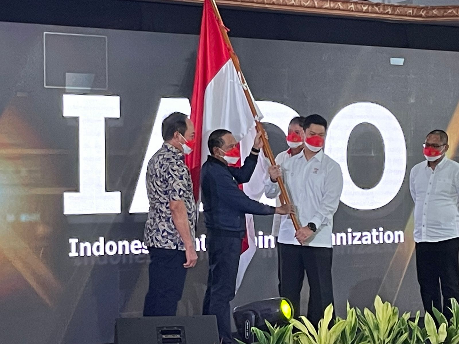 Menpora Zainudin Amali bersama Presiden NOC Indonesia Raja Sapta Oktohari