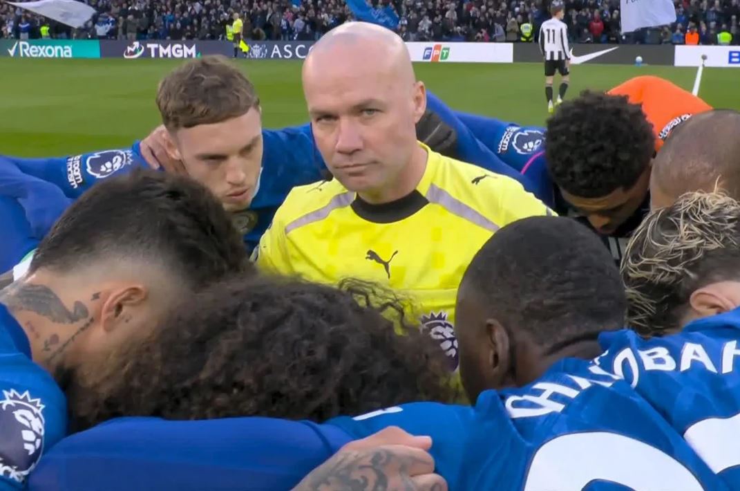 Berdiri di Tengah Kerumunan Pemain Chelsea, Aksi Paul Tierney Menjadi Sorotan