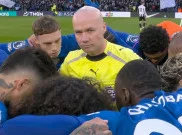 Berdiri di Tengah Kerumunan Pemain Chelsea, Aksi Paul Tierney Menjadi Sorotan
