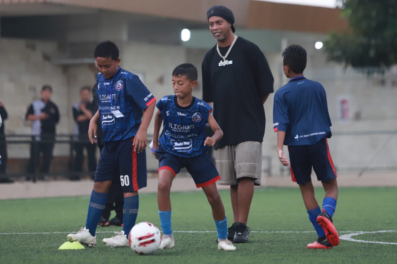 Ronaldinho Angkat Motivasi Anak-anak Indonesia dalam Coaching Clinic