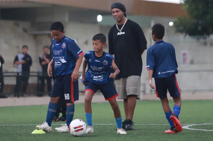 Ronaldinho Angkat Motivasi Anak-anak Indonesia dalam Coaching Clinic