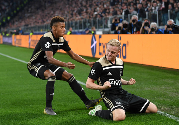 Donny van de Beek Isyaratkan Bertahan di Ajax