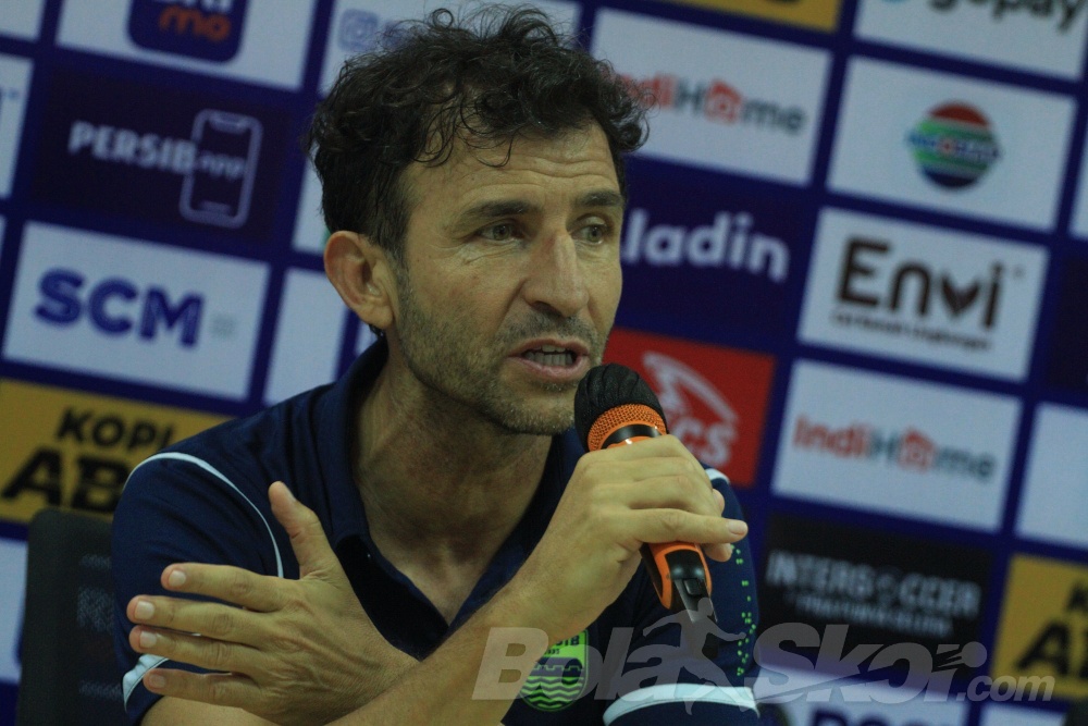Selisih 10 Poin, Luis Milla Ingin Persib Memberikan Tekanan kepada PSM Makassar