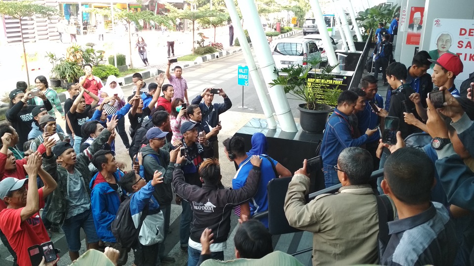 Sepulang dari Malang, Bobotoh Sambut Skuat Persib seperti Pahlawan