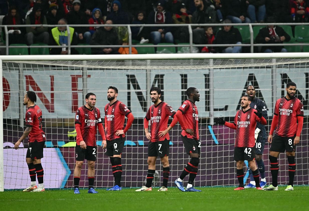 Lalui Empat Laga Beruntun Tanpa Kemenangan, AC Milan Disiuli Fans di San Siro