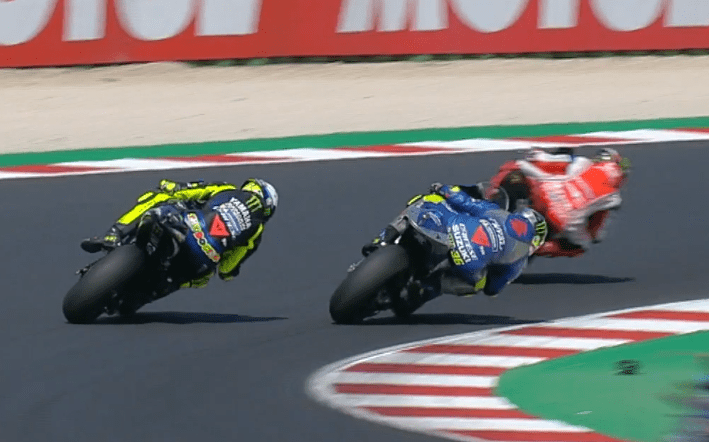 Joan Mir Dicibir, Valentino Rossi Pasang Badan