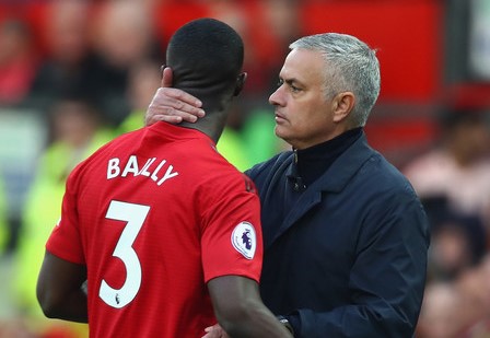 Legenda Arsenal Aneh Mourinho Tak Duetkan Bailly dengan Lindelof