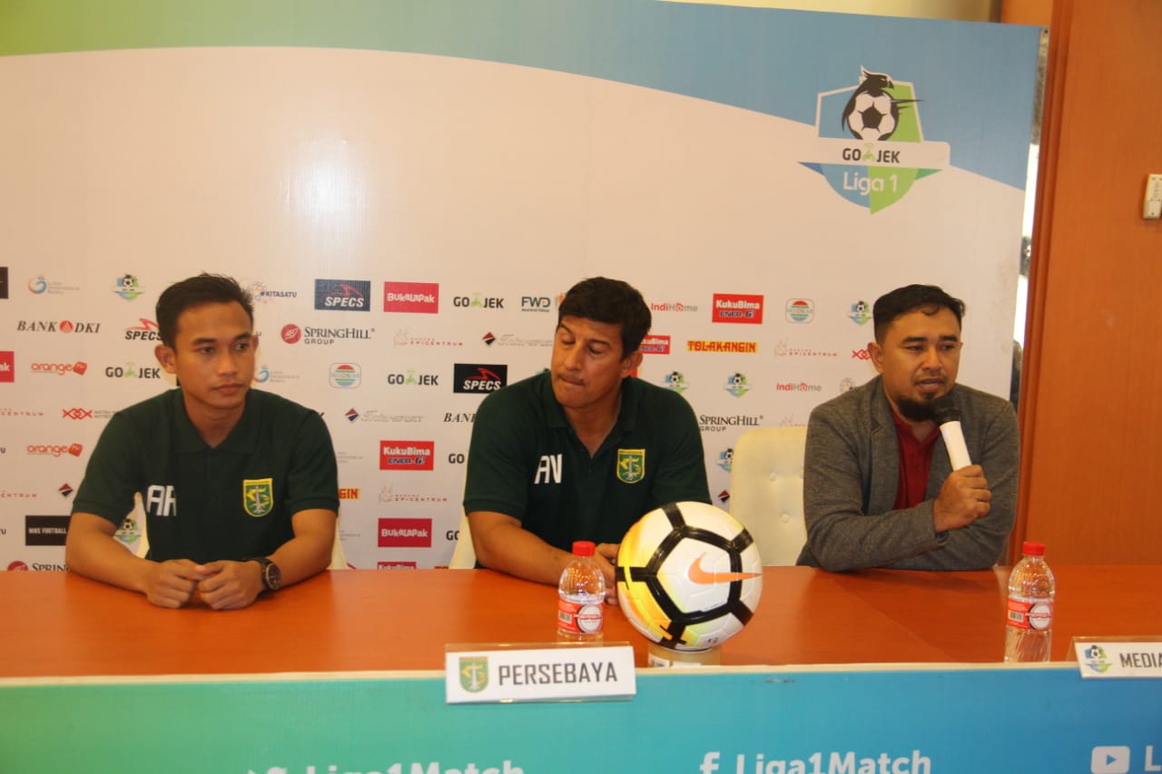 Bek Persebaya Ini Ogah Terlalu Pikirkan Bentrok dengan Riko Simanjuntak dan Novri