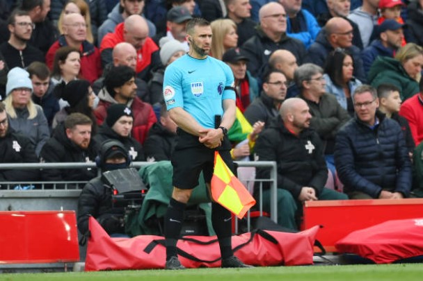 Badan Wasit Tinjau Sikutan Asisten Wasit di Laga Liverpool Vs Arsenal