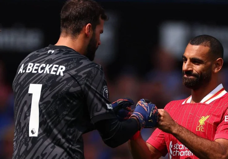Terang-terangan, Alisson Merindukan Mohamed Salah di Liverpool