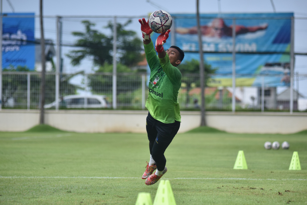 Kiper Persib Turut Lelang Jersey sebagai Solidaritas untuk Taufik Ramsyah