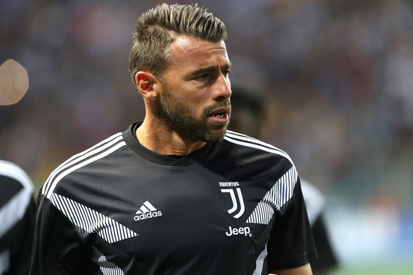 Paulo Dybala dan Sejumlah Pemain Juventus Beri Kejutan untuk Andrea Barzagli