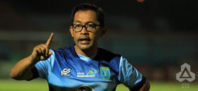 Dipertahankan Persela, Aji Santoso Diberi Target Tinggi