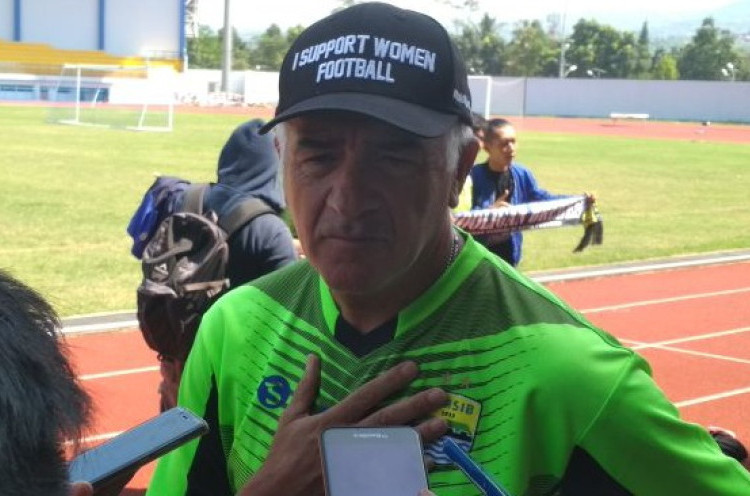 Bentuk Dukungan Pelatih Persib untuk Sepak Bola Wanita Lewat Topi