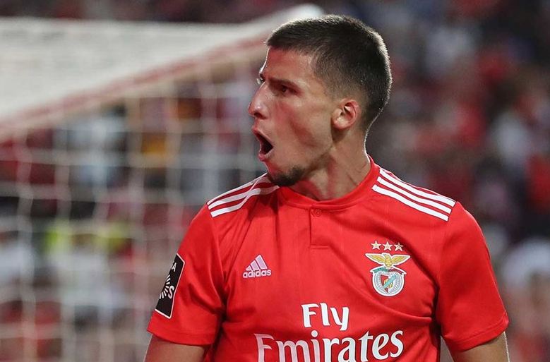 Media Portugal Laporkan Bek Benfica Jadi Prioritas Transfer Barcelona dan Manchester City