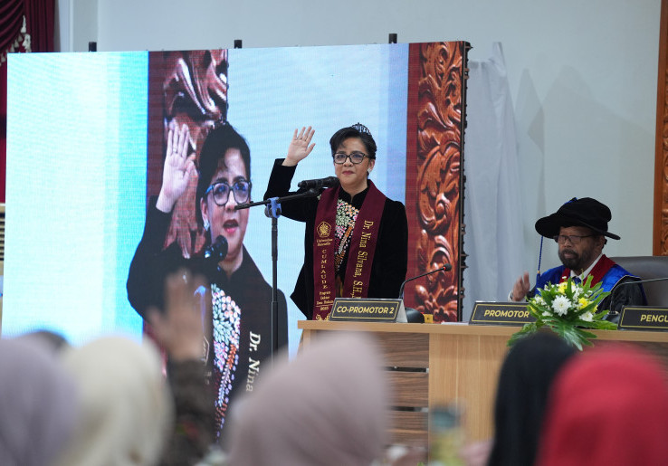 Dapat Gelar Doktor, Direktur Persija Dukung Sang Istri Nina Silvana Berkontribusi untuk Olahraga Indonesia
