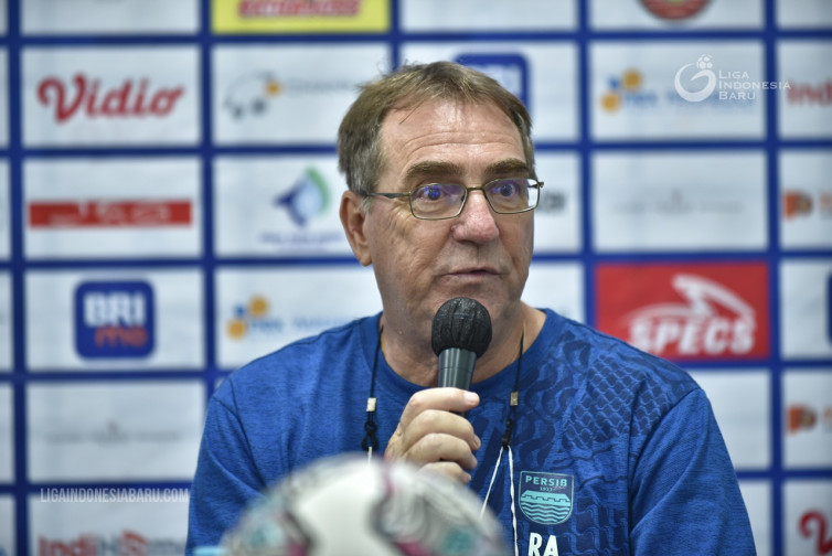 Pelatih Persib Tanggapi Dingin Penghargaan Pelatih Terbaik Pekan ke-30
