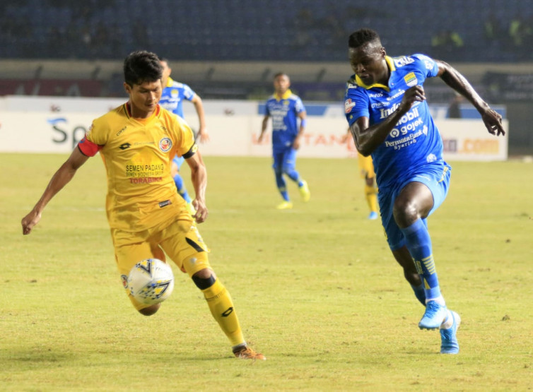 Luapan Kecewa Bobotoh pada Ezechiel N'Douassel hingga Manajer Persib yang Ikut Kesal