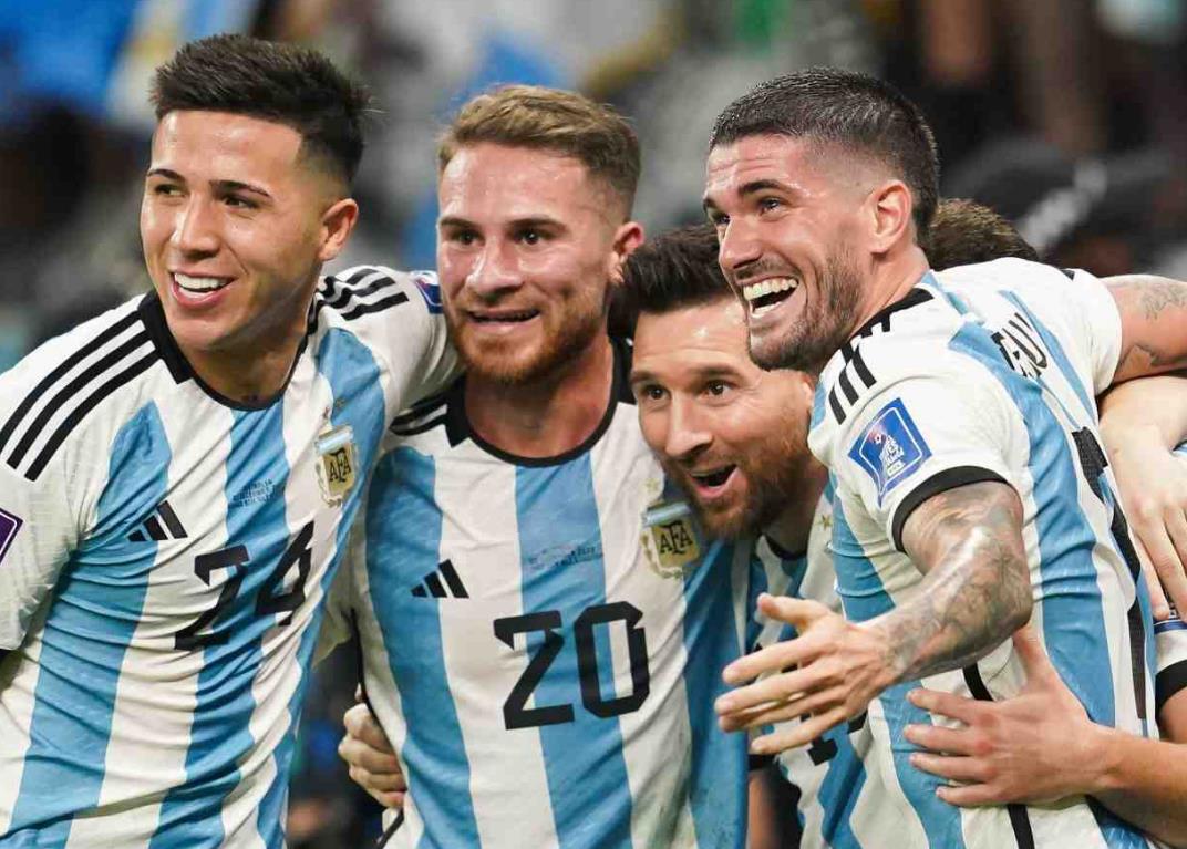 Enzo Fernandez Disorot Terkait Isu Rasialisme, De Paul dan Mac Allister Pasang Badan