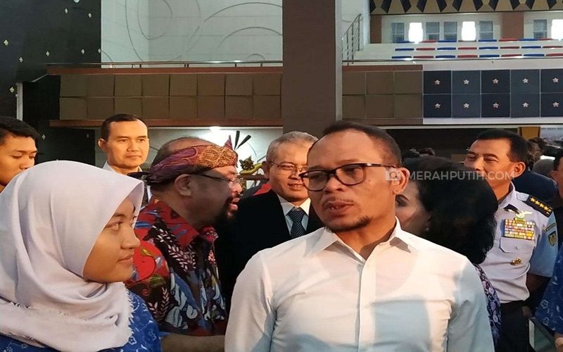 Jokowi Tunjuk Hanif Dhakiri Jadi Plt Menpora