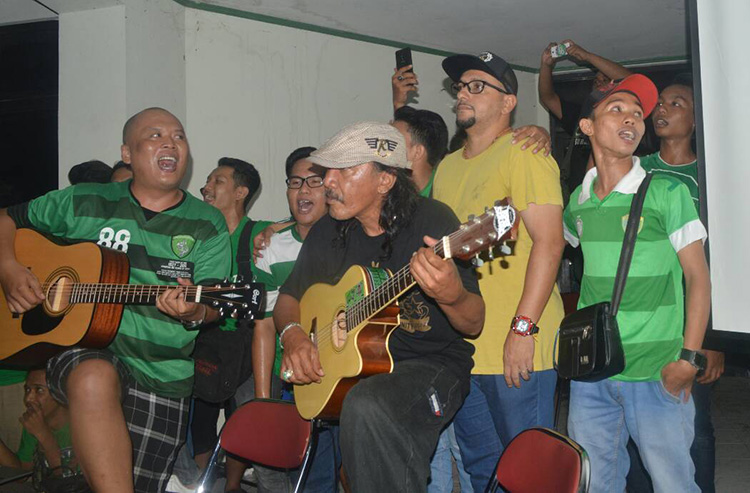 Kabar Duka, Oka Gundul Pencipta Lagu 