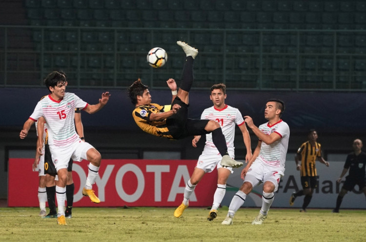 Tekel Horor Bek Timnas Malaysia U-19 Bikin Kaki Pemain Tajikistan Mengerikan