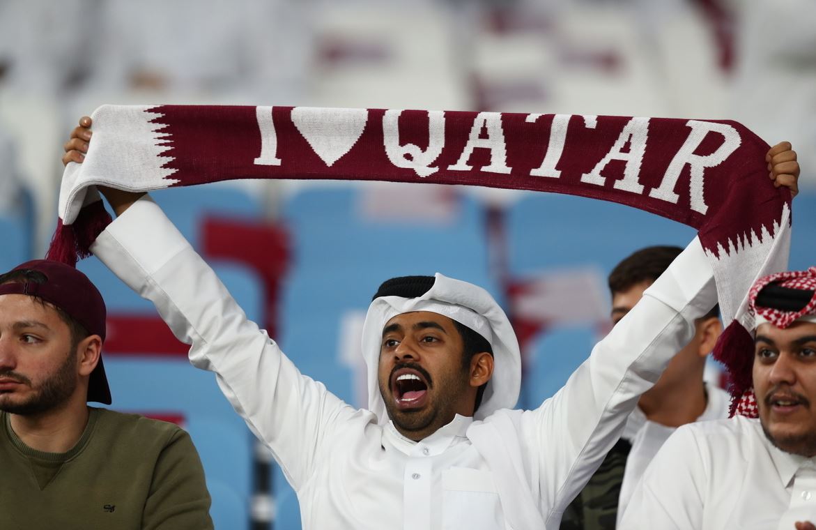 Piala Dunia 2022: Ketika Sepak Bola Menyatukan Dua Fans Beda Kubu di Al Bayt Stadium
