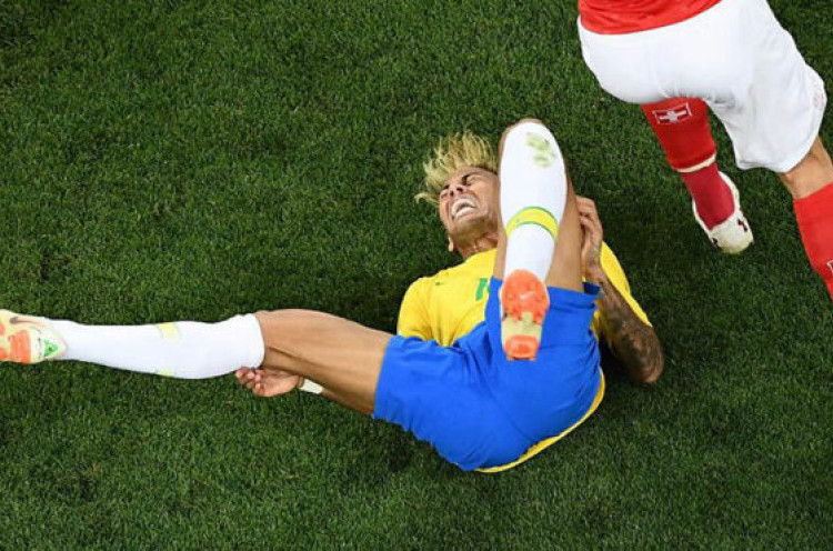 Cuma Tahan 15 Menit, Neymar Terpincang Tinggalkan Latihan Brasil