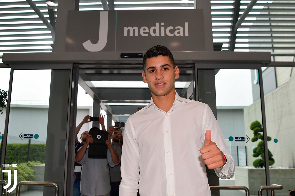 Juventus Amankan Tanda Tangan Bek Muda Genoa