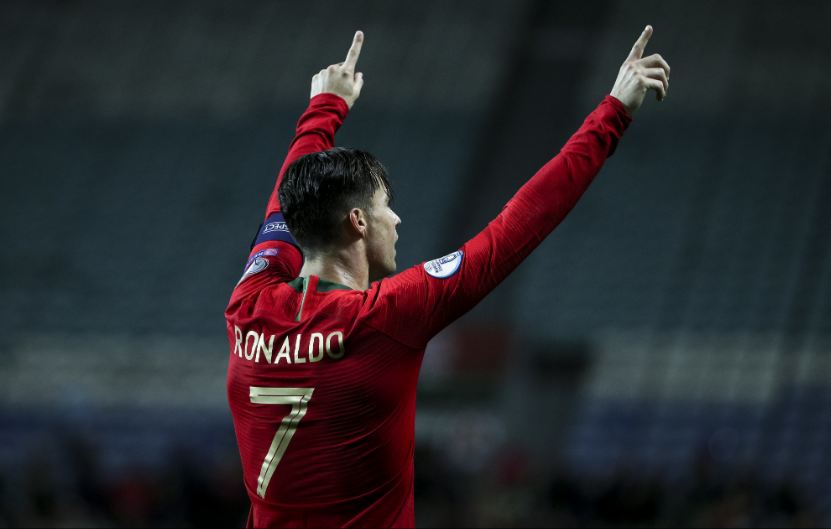 Positif Virus Corona, Cristiano Ronaldo Bisa Absen Kontra Lionel Messi di Liga Champions