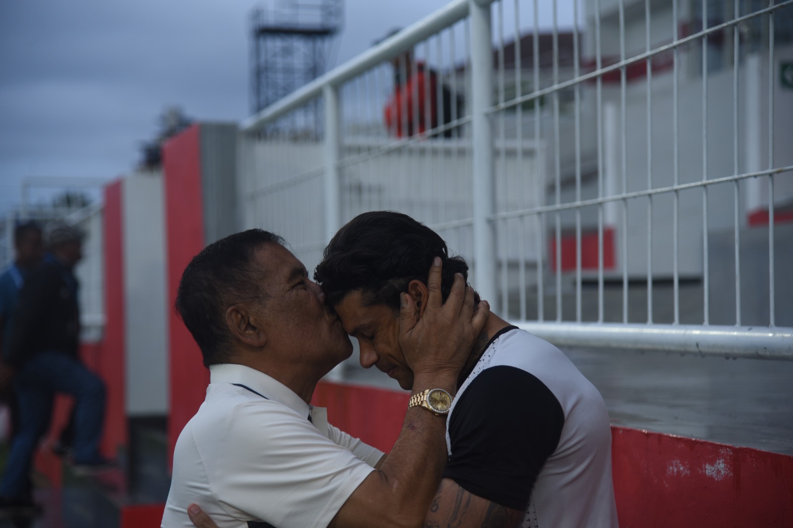 Umuh Muchtar Teteskan Air Mata Saat Bertemu Mantan Para Pemain Persib di Malut United