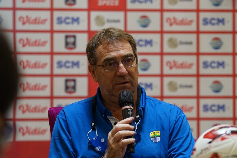 Pelatih Persib Nilai Debut Ezra Walian dan Farshad Noor