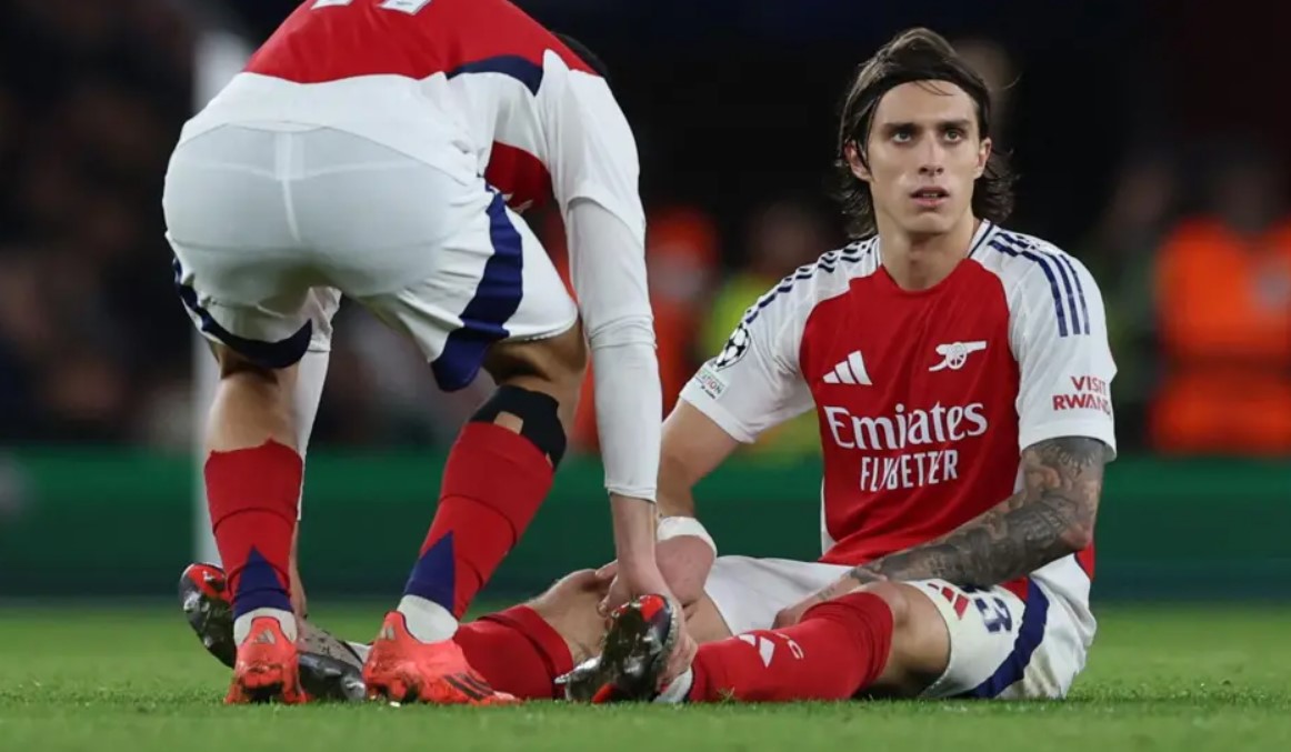 Arsenal Khawatirkan Cederanya Riccardo Calafiori