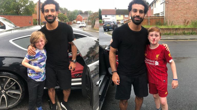 Penuh Perjuangan hingga Tabrak Tiang, Dua Bocah Fans Liverpool Foto dengan Mo Salah