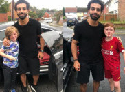 Penuh Perjuangan hingga Tabrak Tiang, Dua Bocah Fans Liverpool Foto dengan Mo Salah