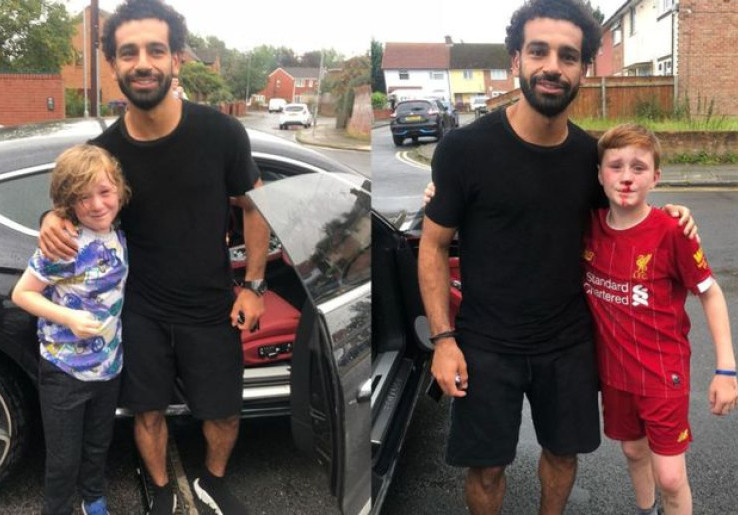 Penuh Perjuangan hingga Tabrak Tiang, Dua Bocah Fans Liverpool Foto dengan Mo Salah