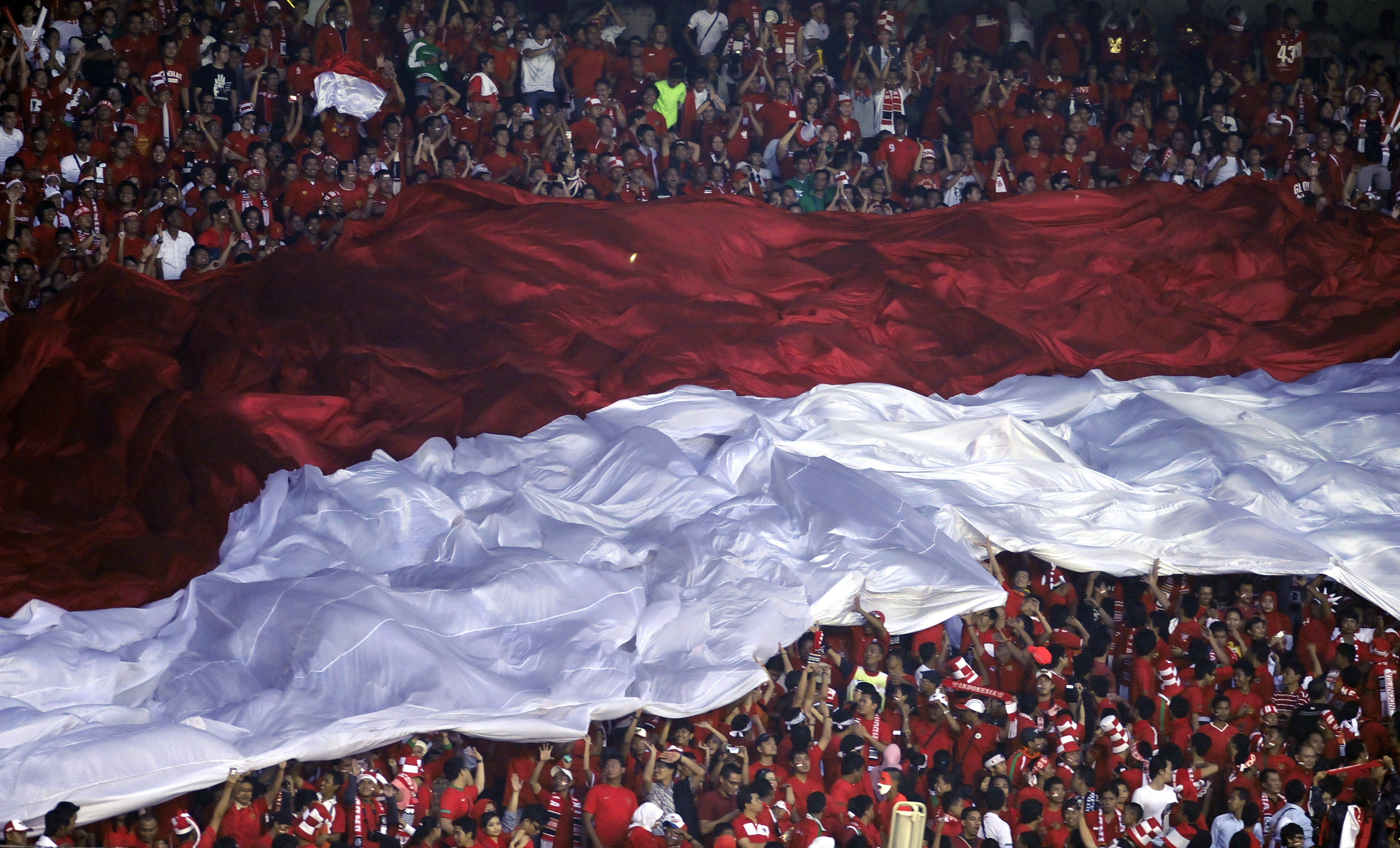 Bendera Merah Putih Raksasa Buatan Aremania Siap Dikibarkan Di Piala AFF 2016