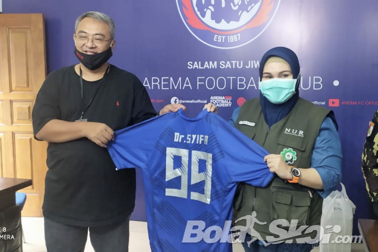 Dua Jersey Pertanda Komitmen Arema FC Ikut Perangi Pandemi COVID-19