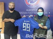 Dua Jersey Pertanda Komitmen Arema FC Ikut Perangi Pandemi COVID-19