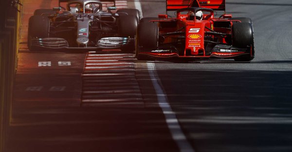Kekecewaan Sebastian Vettel: Pindahkan Papan Nomor Tanda Urutan Finis Pertama Milik Lewis Hamilton