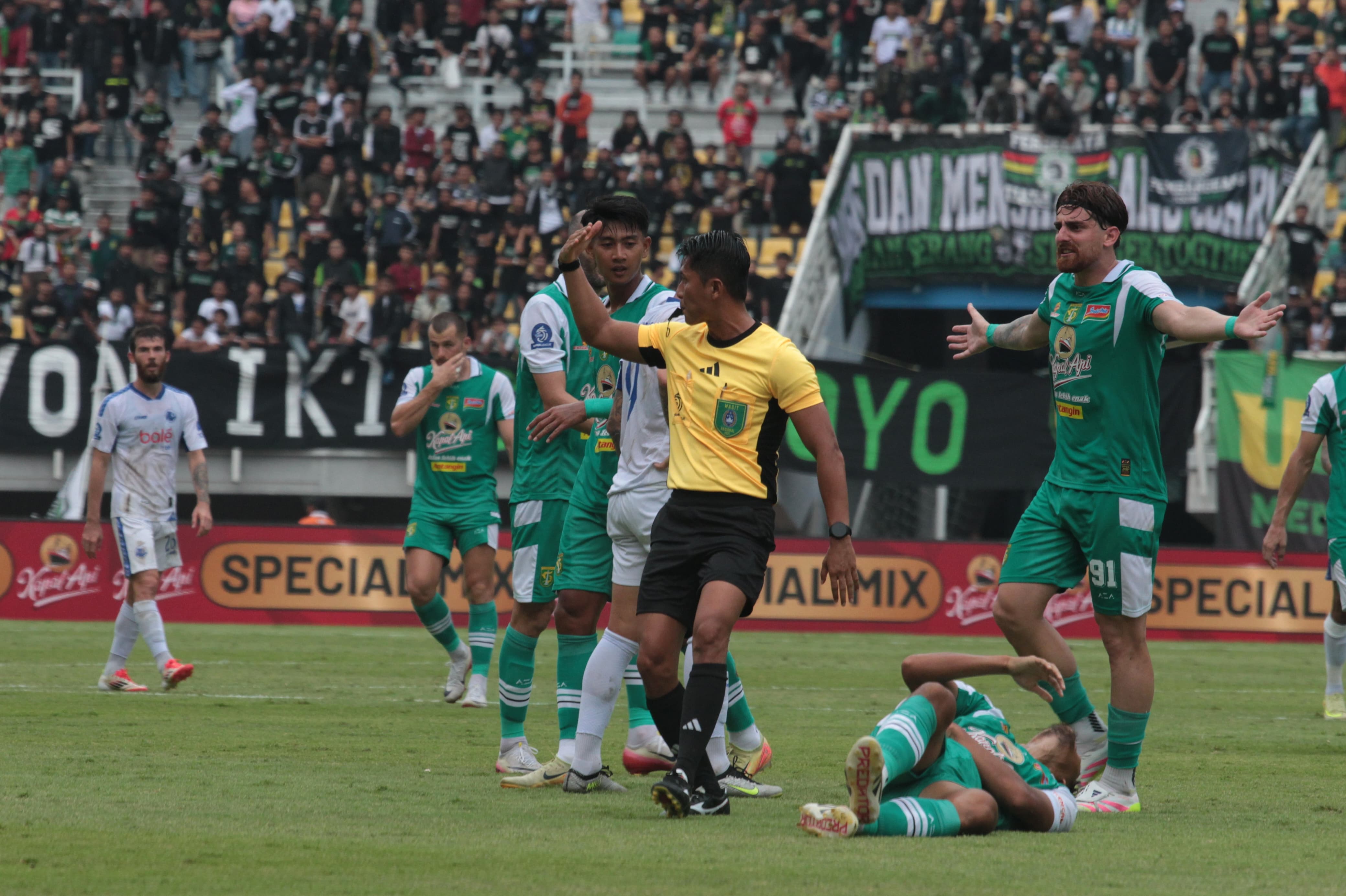 Hasil Super League 2025/2026: 10 Pemain Arema FC Tahan Imbang Persebaya di GBT