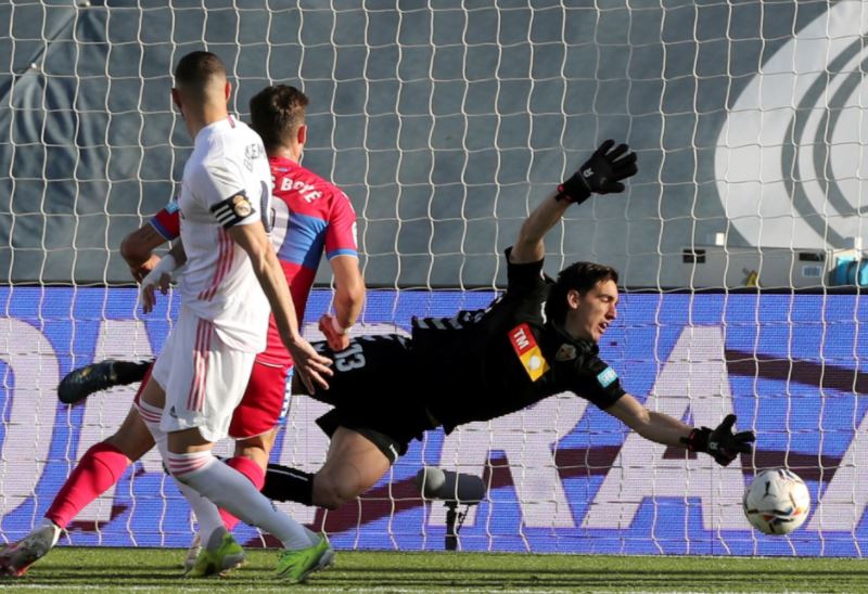 Real Madrid 2-1 Elche: Benzema Jaga Harapan Titel LaLiga Los Blancos