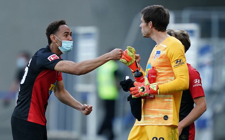 Cium Pipi Rekan Setim, Bek Hertha Berlin Langgar Aturan Social Distancing