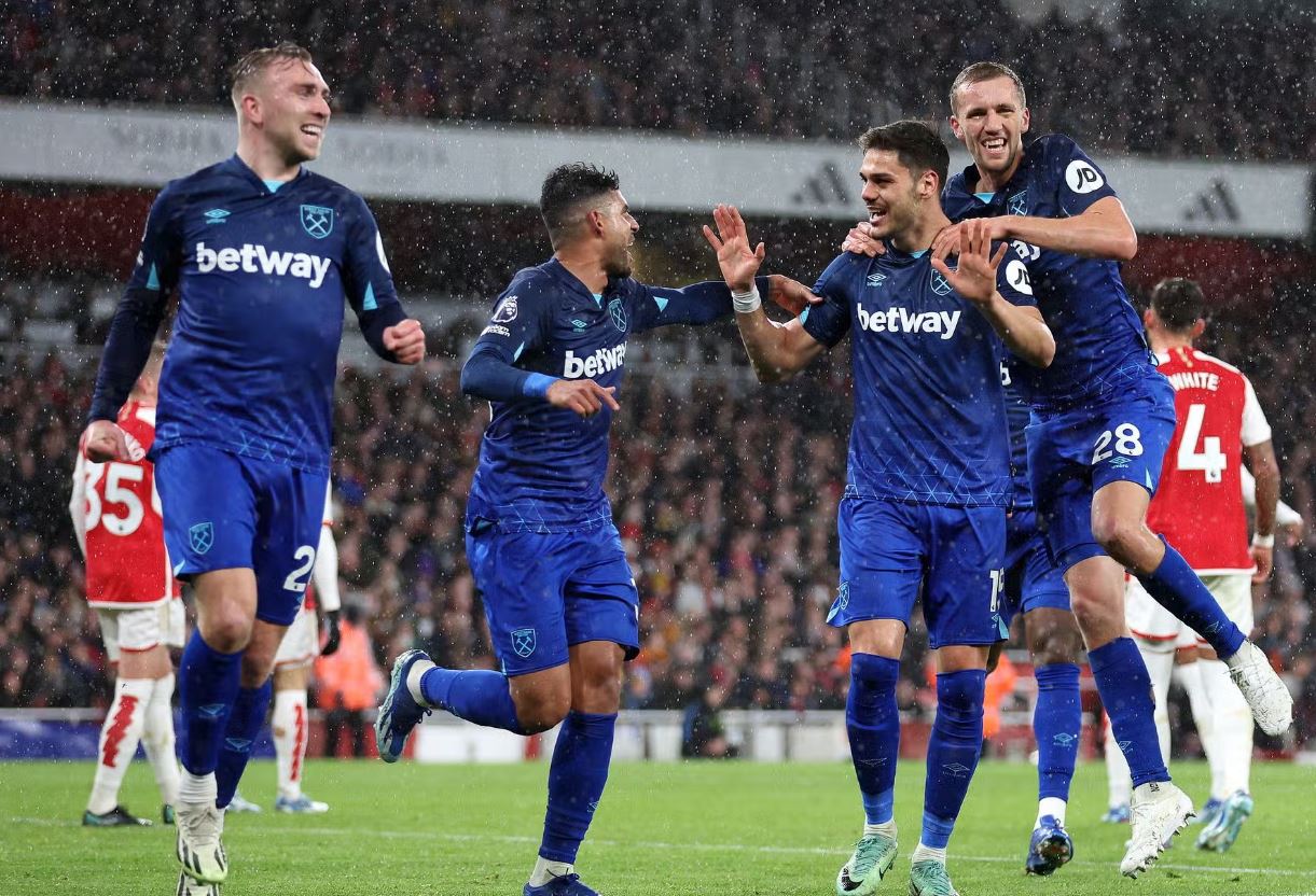 West Ham United, Tembok Tebal yang Mengadang Arsenal