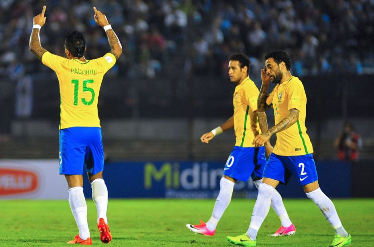 Hattrick Paulinho Bawa Brasil Melawan Uruguay
