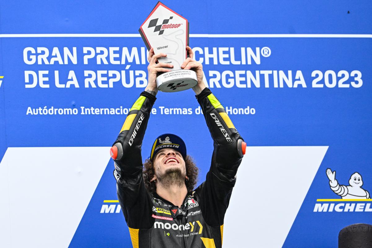 Marco Bezzecchi Dedikasikan Kemenangan untuk Valentino Rossi